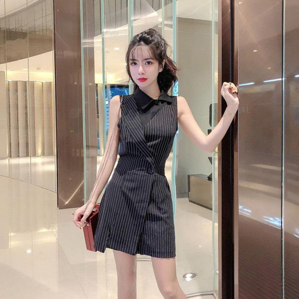 Modern női ruha fekete színben, V-nyakú