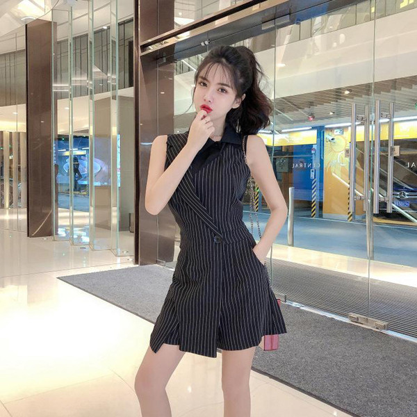 Modern női ruha fekete színben, V-nyakú