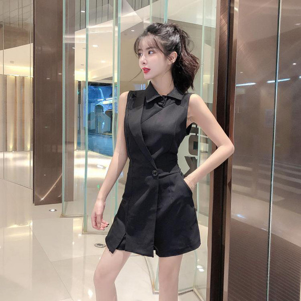 Modern női ruha fekete színben, V-nyakú