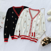 Modern női mellény V-nyakkal és fekete-fehér hímzéssel