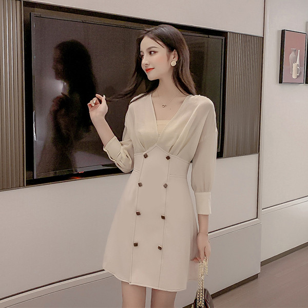 Stílusos női szabású ruha, hosszú ujjal