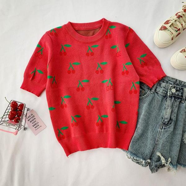 Tricou de dama modern cu cirese de culoare rosie