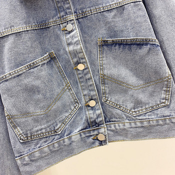 Modern női farmer eszik gombokkal