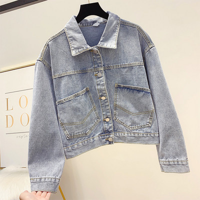 Modern női farmer eszik gombokkal