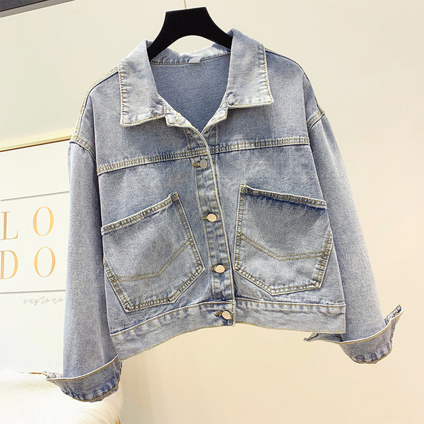 Modern női farmer eszik gombokkal