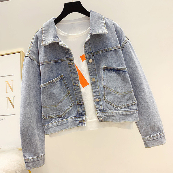 Modern női farmer eszik gombokkal