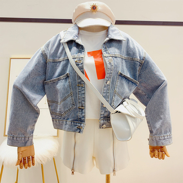 Modern női farmer eszik gombokkal