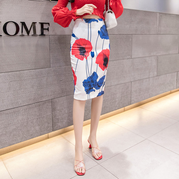 Fusta de dama eleganta in alb cu motive florale