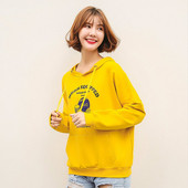 Mindennapi női pulóver színes rátéttel és kapucnival