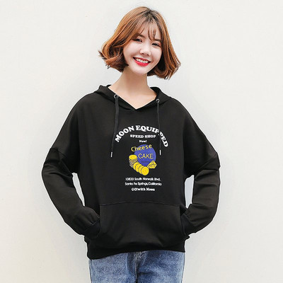 Mindennapi női pulóver színes rátéttel és kapucnival