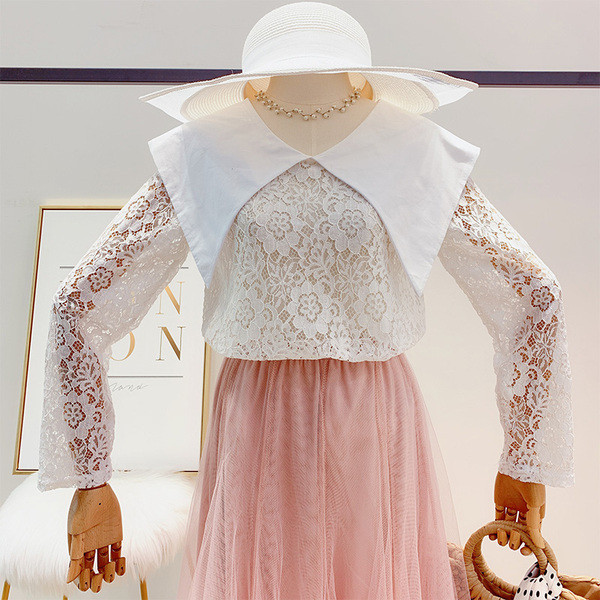 Női csipkeblúz gallérral, fehér és fekete színben