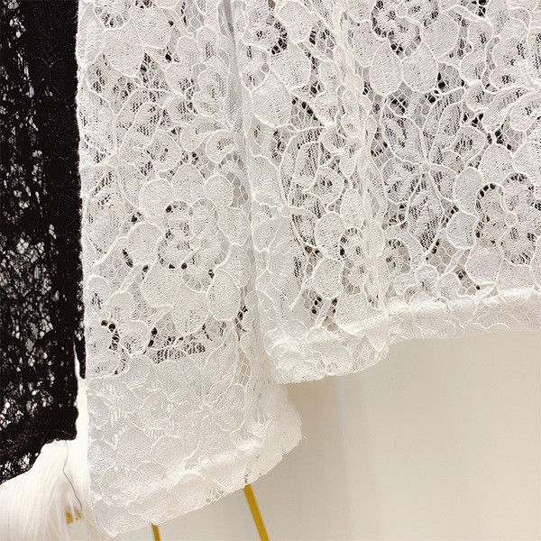 Női csipkeblúz gallérral, fehér és fekete színben