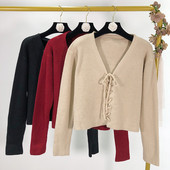 Rövid női mellény nyakkendővel, három színben