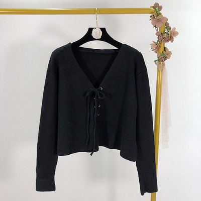 Rövid női mellény nyakkendővel, három színben