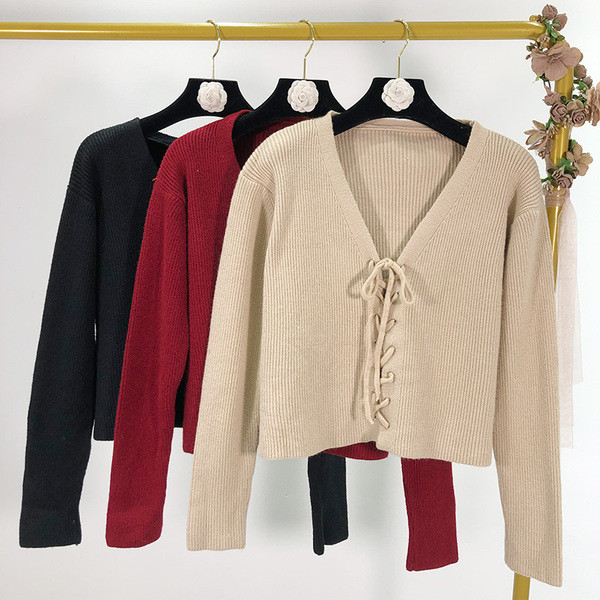 Rövid női mellény nyakkendővel, három színben