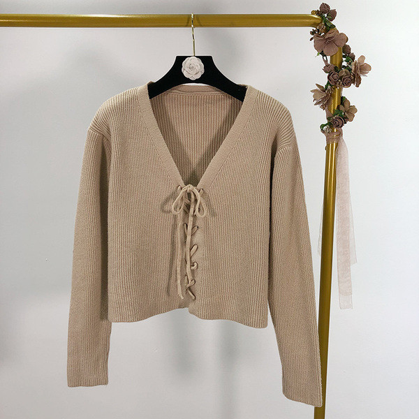 Rövid női mellény nyakkendővel, három színben