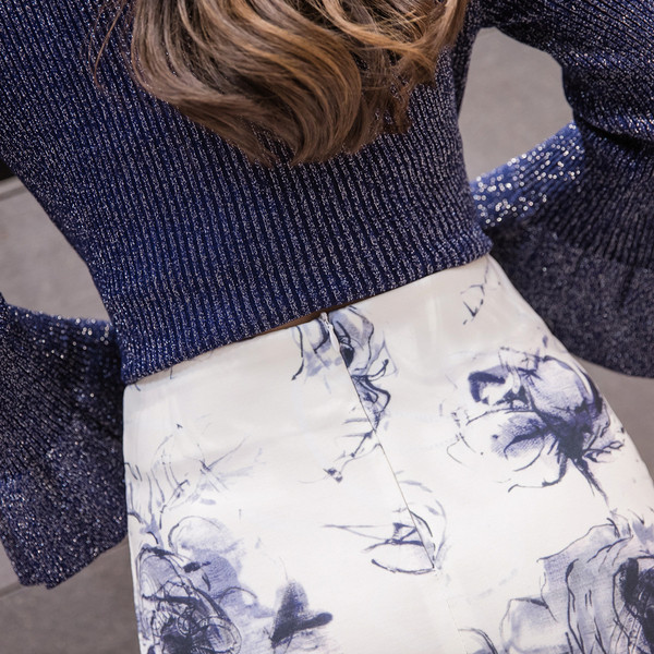 Fusta de dama eleganta de culoare alba cu motive florale