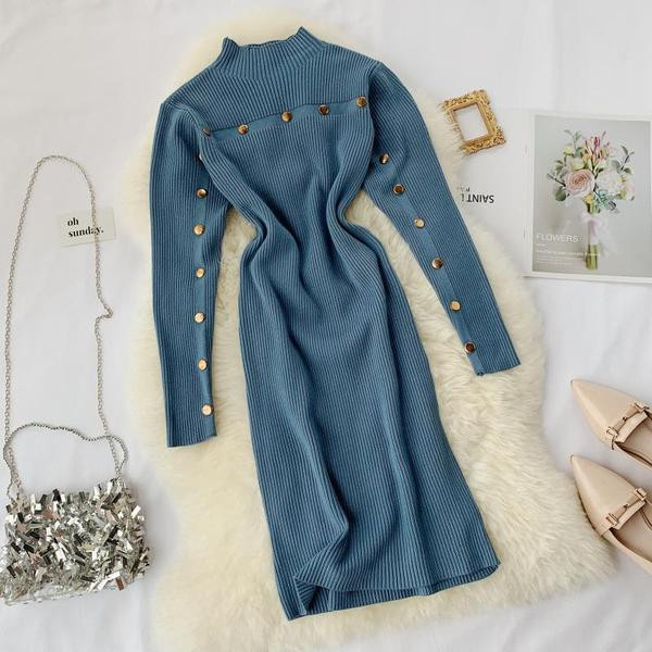 Vékony kötésből készült női ruha gombokkal több színben