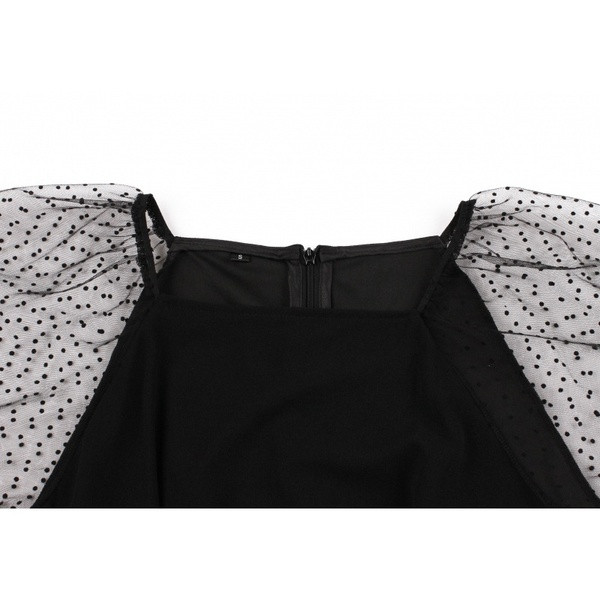 Stílusos női ruha 3/4-es ujjal és szögletes nyakkivágással, fekete színben