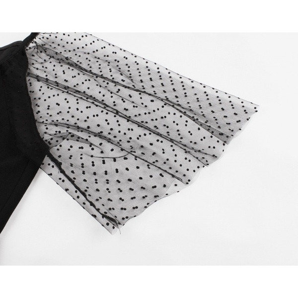 Stílusos női ruha 3/4-es ujjal és szögletes nyakkivágással, fekete színben