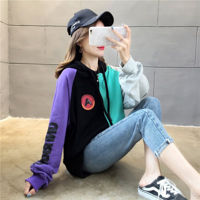 Hétköznapi női pulóver - hosszú modell emblémákkal