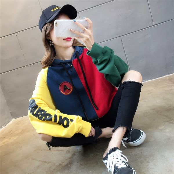 Hétköznapi női pulóver - hosszú modell emblémákkal