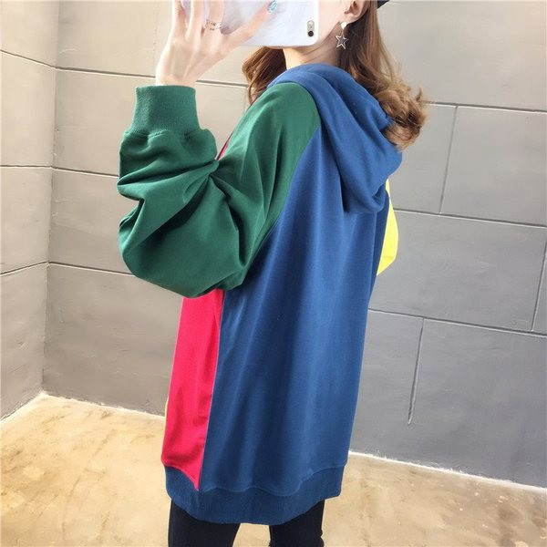 Hétköznapi női pulóver - hosszú modell emblémákkal