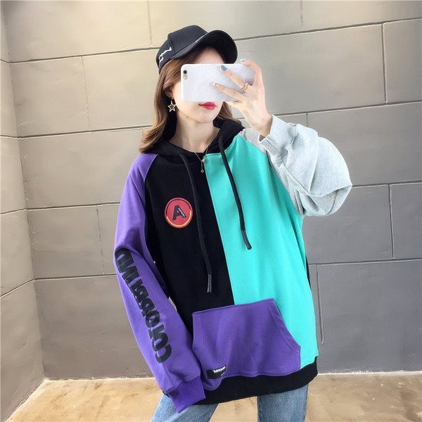 Hétköznapi női pulóver - hosszú modell emblémákkal