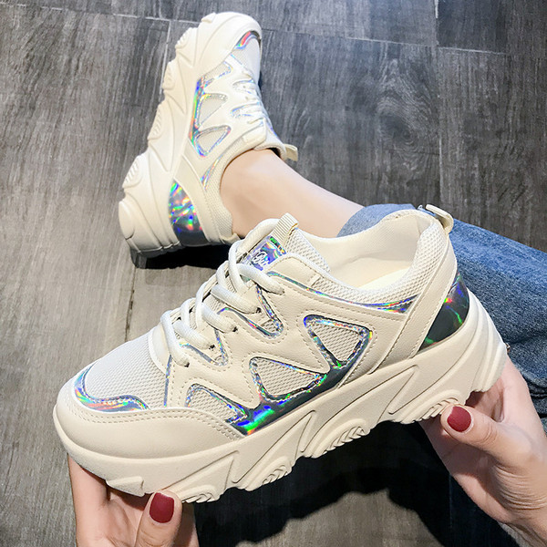 Aktuális női tornacipő magas talppal, élénk színekben