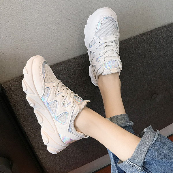 Aktuális női tornacipő magas talppal, élénk színekben