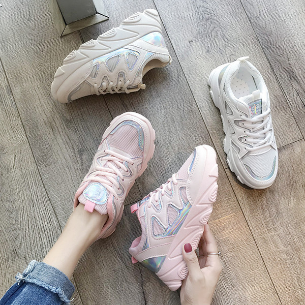 Aktuális női tornacipő magas talppal, élénk színekben