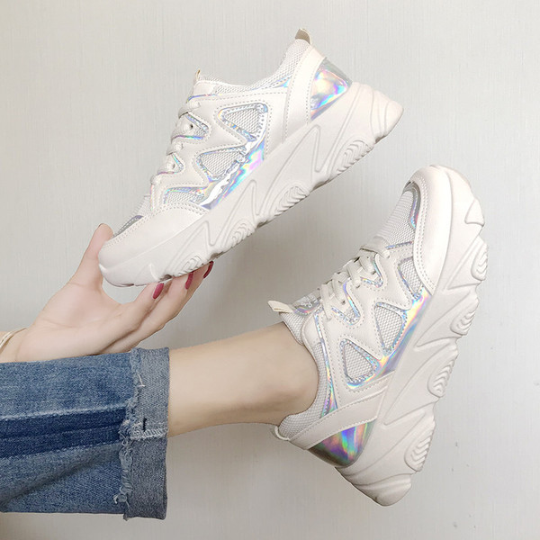 Aktuális női tornacipő magas talppal, élénk színekben