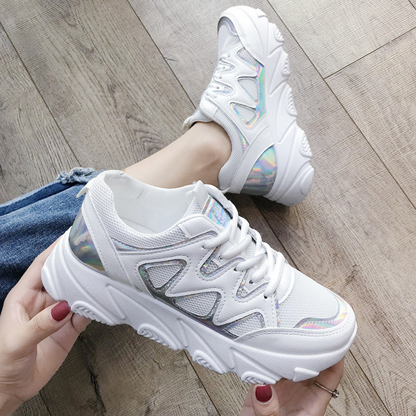 Aktuális női tornacipő magas talppal, élénk színekben