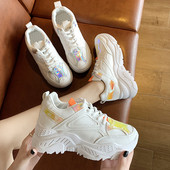 Új, durva talpú női tornacipő modell, két színben