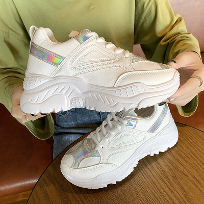 Új, durva talpú női tornacipő modell, két színben