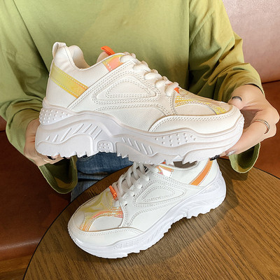 Új, durva talpú női tornacipő modell, két színben