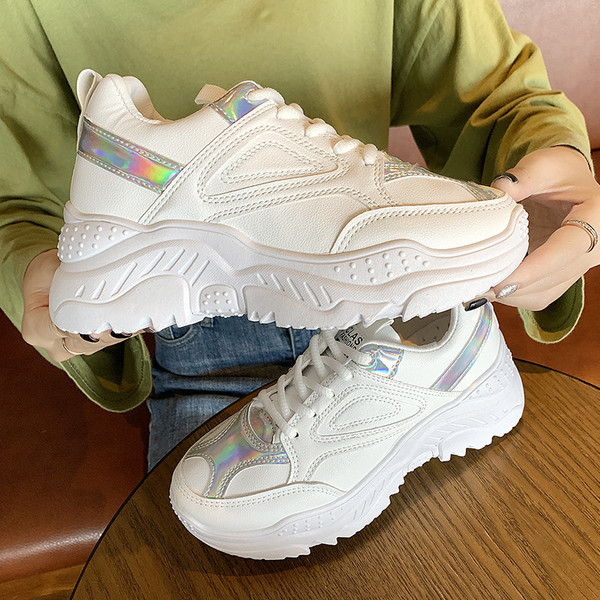 Új, durva talpú női tornacipő modell, két színben