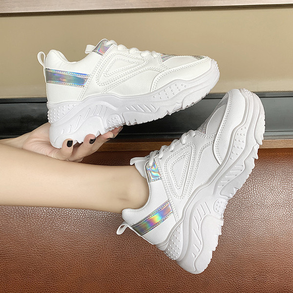 Új, durva talpú női tornacipő modell, két színben