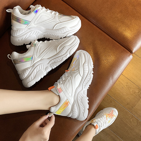 Új, durva talpú női tornacipő modell, két színben