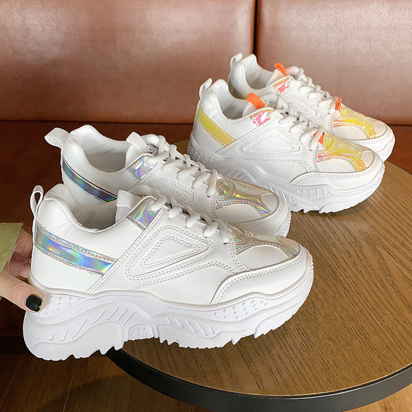 Új, durva talpú női tornacipő modell, két színben