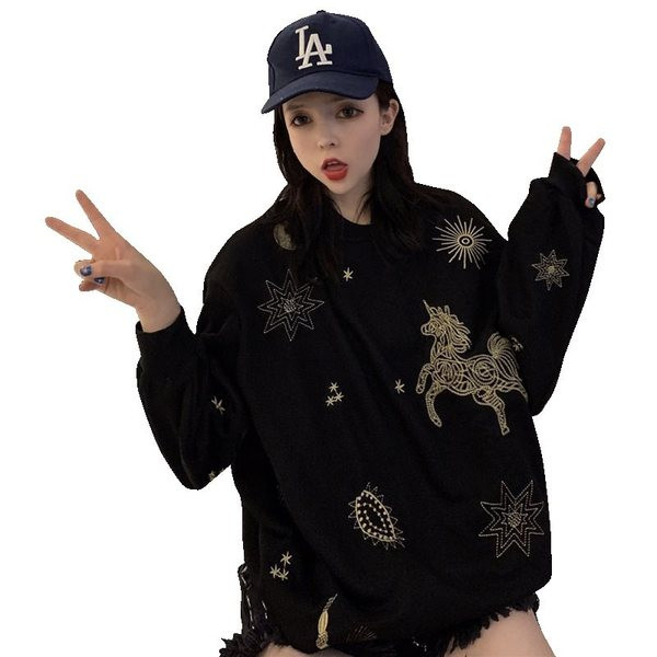 Bluza de dama moderna - model lung cu aplicatie