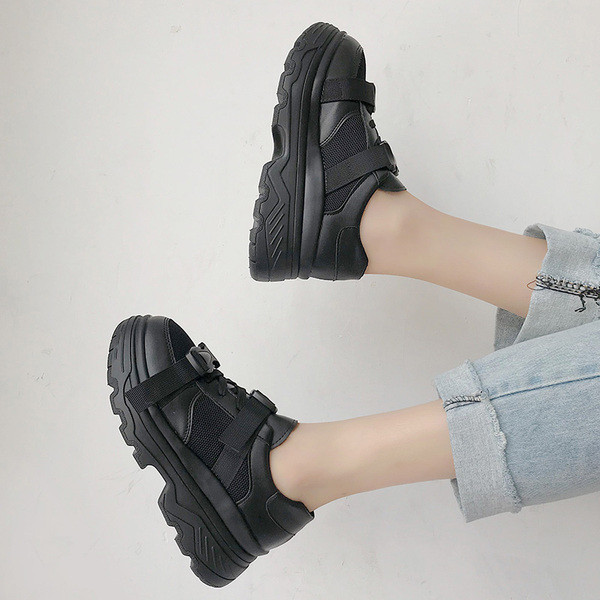 Modern női cipők eko bőrből, fekete-fehér színben