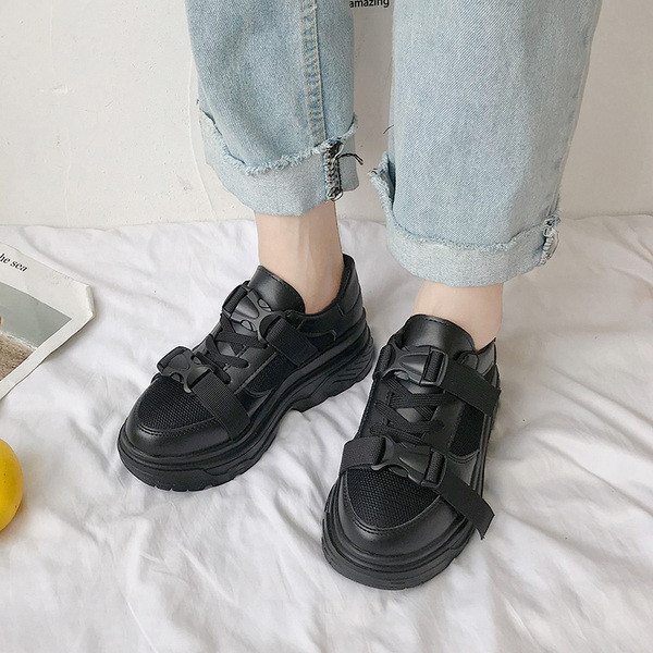 Modern női cipők eko bőrből, fekete-fehér színben