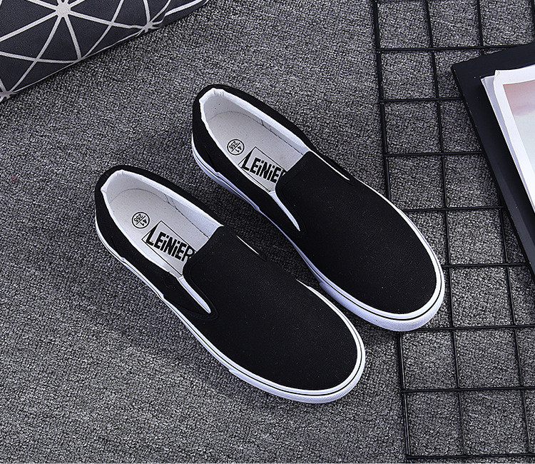 Alkalmi férfi mokaszinok fehér és fekete színben