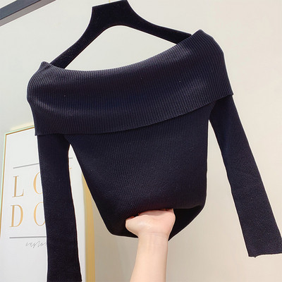 Modern női pulóver csupasz vállal, több színben