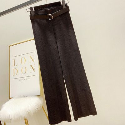 Hajtogatott női nadrág övvel és magas derékkal