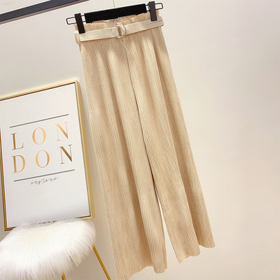 Hajtogatott női nadrág övvel és magas derékkal