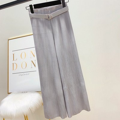 Hajtogatott női nadrág övvel és magas derékkal