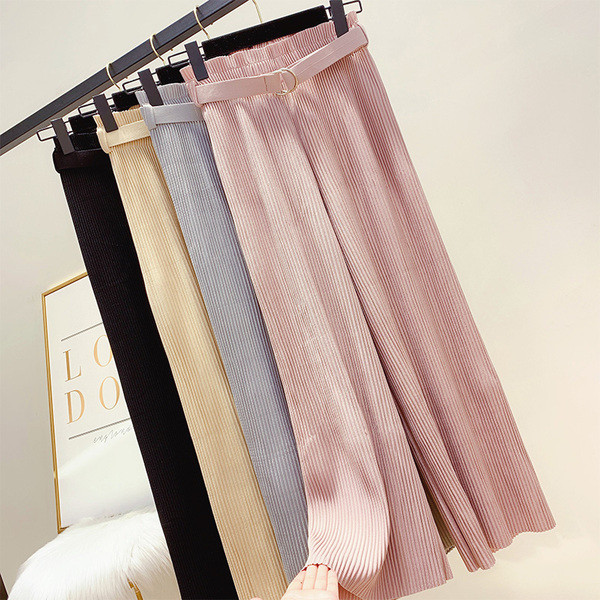 Hajtogatott női nadrág övvel és magas derékkal