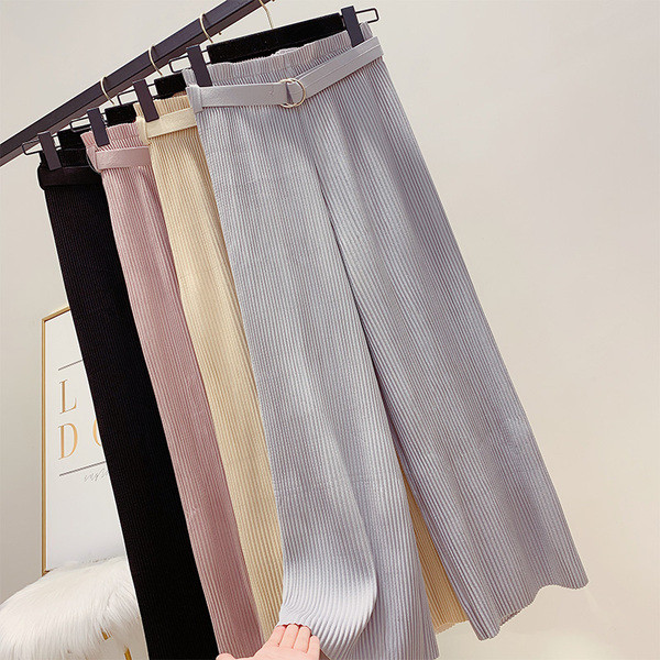 Hajtogatott női nadrág övvel és magas derékkal